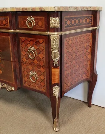 Commode en Marqueterie, style transition Louis XV / Louis XVI – Fin XIXe