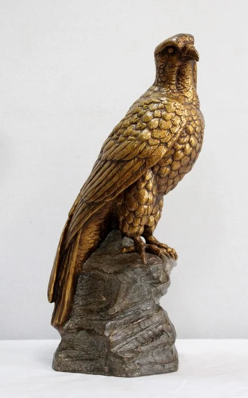 Sculpture en Plâtre d’un Rapace sur son rocher, d’après P.Balestra -  Début XXe