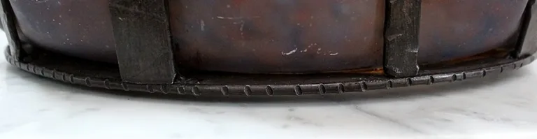 GROSSE GESCHIRR AUS SCHMIEDEEISEN UND GLAS