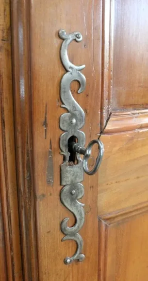 SCHRANK IM LOUIS XV-STIL