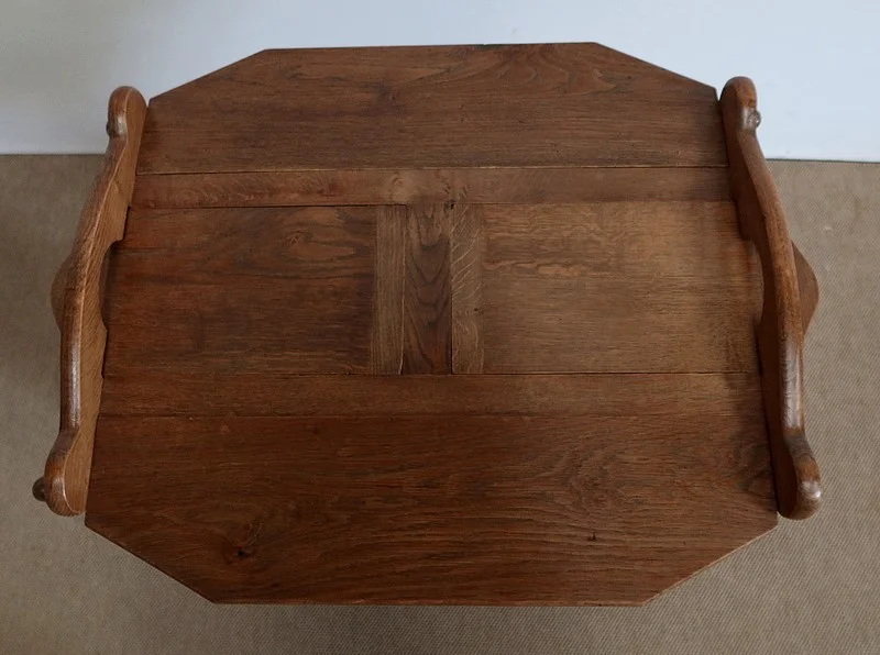 ADJUSTABLE TABLE
