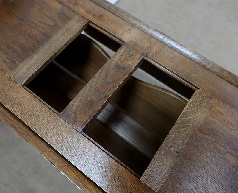 ADJUSTABLE TABLE