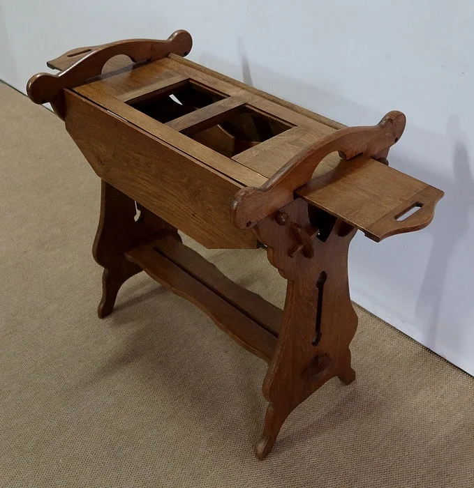ADJUSTABLE TABLE