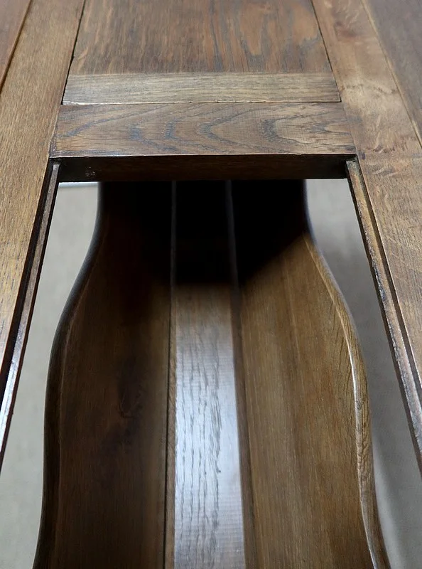 ADJUSTABLE TABLE