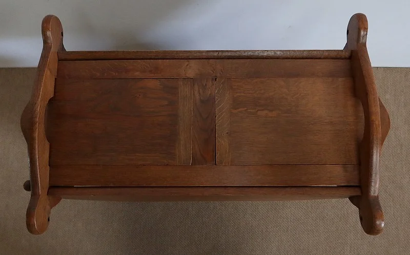 ADJUSTABLE TABLE