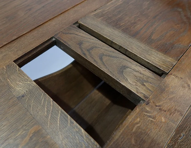 ADJUSTABLE TABLE