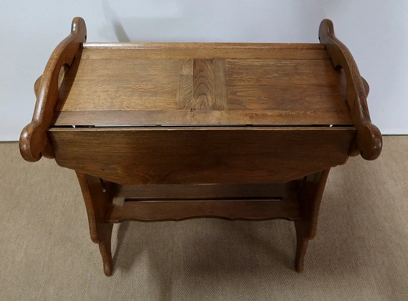 ADJUSTABLE TABLE