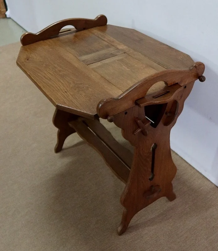 ADJUSTABLE TABLE