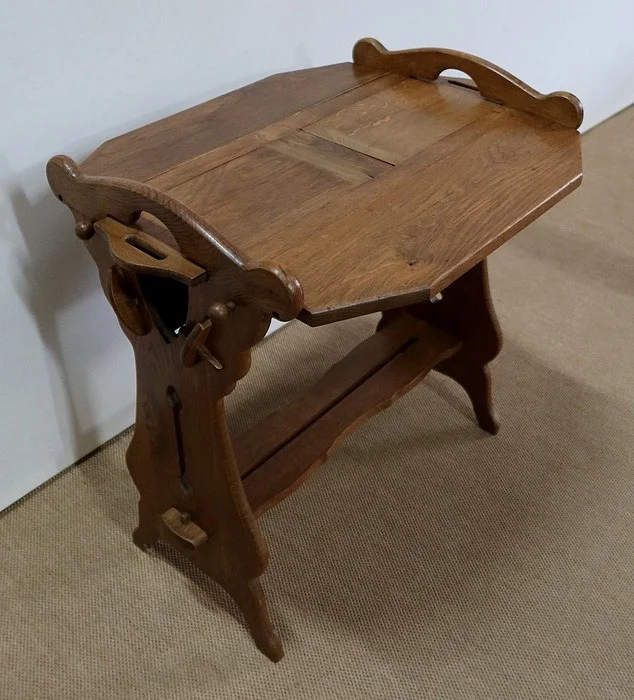 ADJUSTABLE TABLE