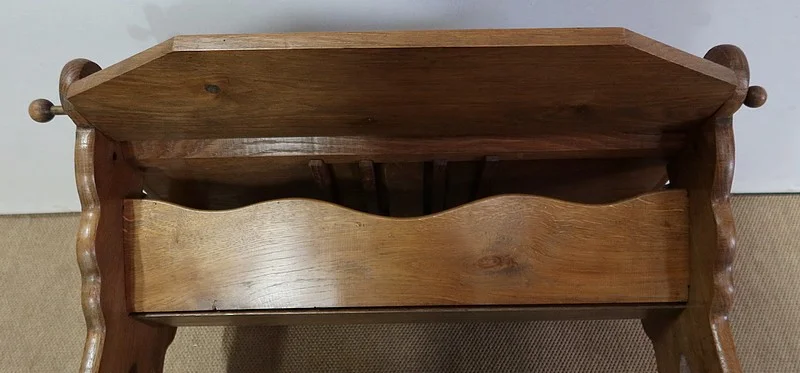 ADJUSTABLE TABLE