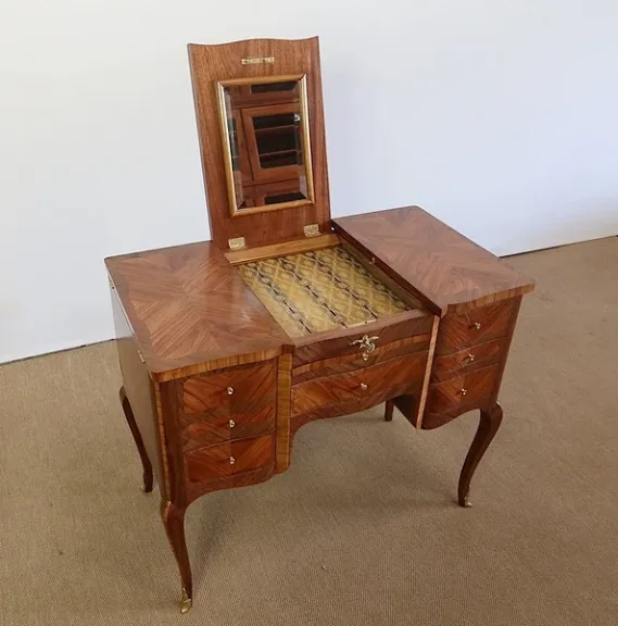 ルイ15世スタイルのドレッシングテーブル