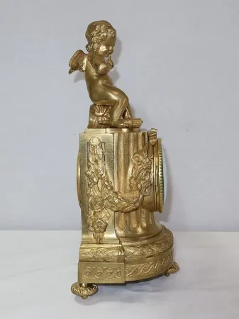 UHR IM LOUIS XVI-STIL