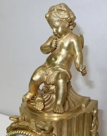 UHR IM LOUIS XVI-STIL