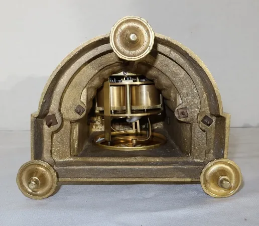 UHR IM LOUIS XVI-STIL