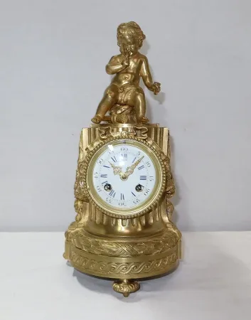 UHR IM LOUIS XVI-STIL