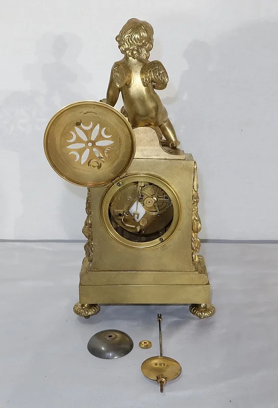 UHR IM LOUIS XVI-STIL