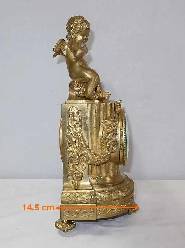 UHR IM LOUIS XVI-STIL