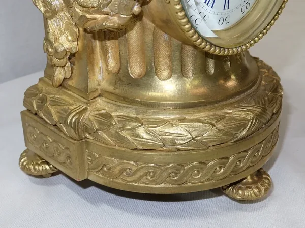 UHR IM LOUIS XVI-STIL