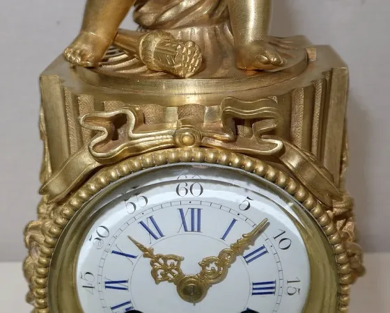 UHR IM LOUIS XVI-STIL