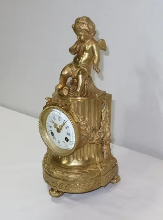 UHR IM LOUIS XVI-STIL