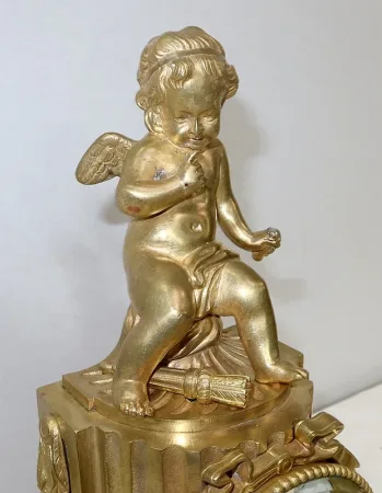 UHR IM LOUIS XVI-STIL