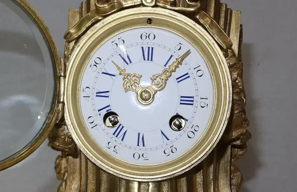 UHR IM LOUIS XVI-STIL