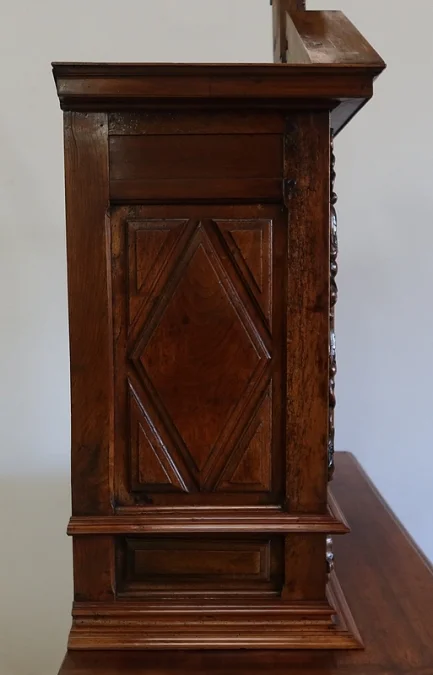 Buffet deux corps diminutif en Noyer, Renaissance – XVIIe