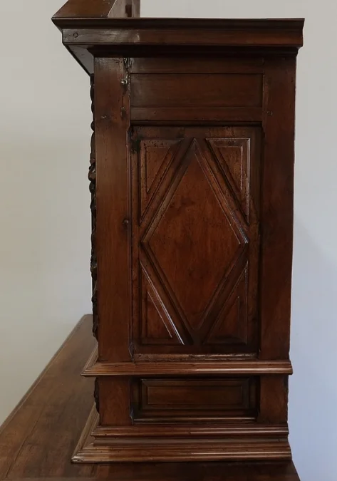 Buffet deux corps diminutif en Noyer, Renaissance – XVIIe