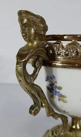 SCHALE AUS BRONZE UND PORZELLAN