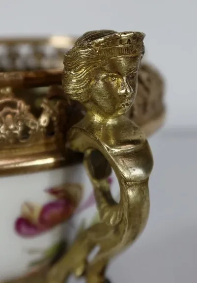SCHALE AUS BRONZE UND PORZELLAN