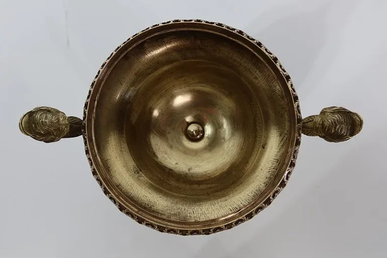 SCHALE AUS BRONZE UND PORZELLAN