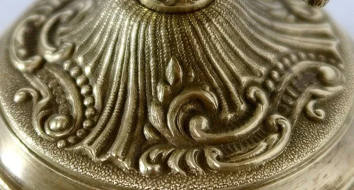 SCHALE AUS BRONZE UND PORZELLAN