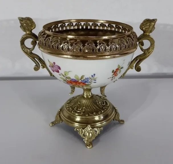 SCHALE AUS BRONZE UND PORZELLAN