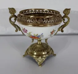 SCHALE AUS BRONZE UND PORZELLAN