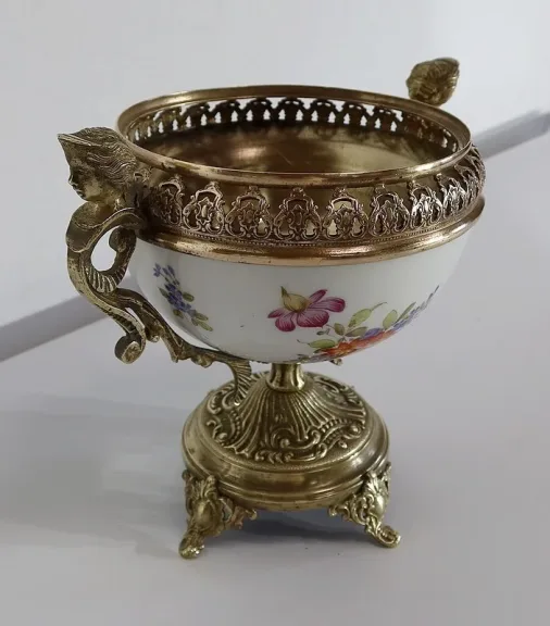 SCHALE AUS BRONZE UND PORZELLAN