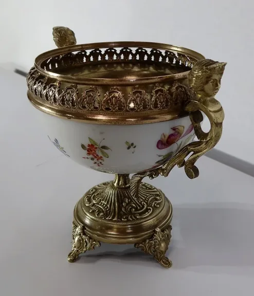 SCHALE AUS BRONZE UND PORZELLAN