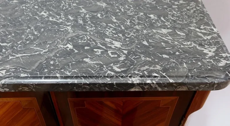 SCHRANK IM ÜBERGANGSSTIL