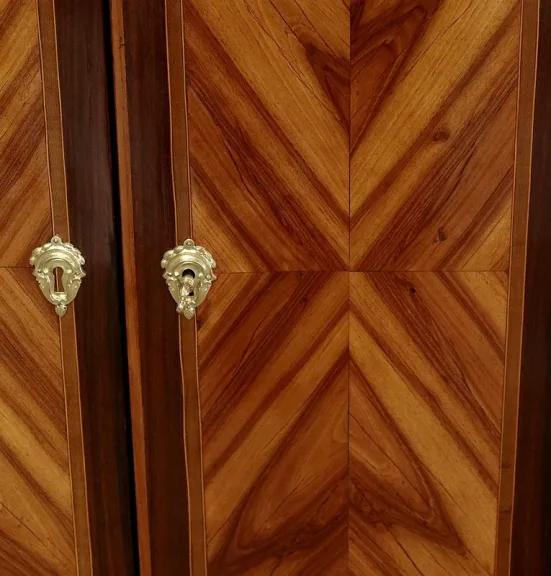 SCHRANK IM ÜBERGANGSSTIL