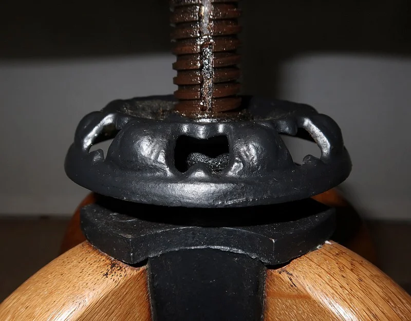REVOLVING DESK CHAIR