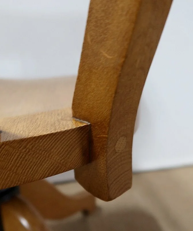 REVOLVING DESK CHAIR