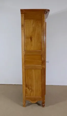 Rare Bonnetière Régionale en Merisier blond, Louis XV – Début XIXe