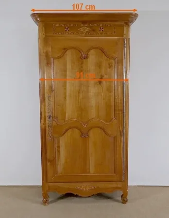 Rare Bonnetière Régionale en Merisier blond, Louis XV – Début XIXe