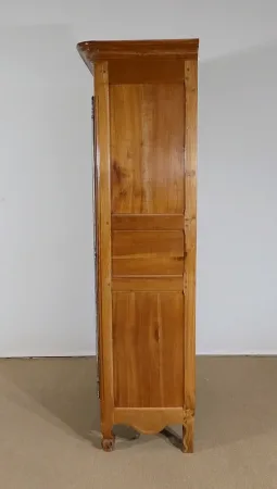 Rare Bonnetière Régionale en Merisier blond, Louis XV – Début XIXe