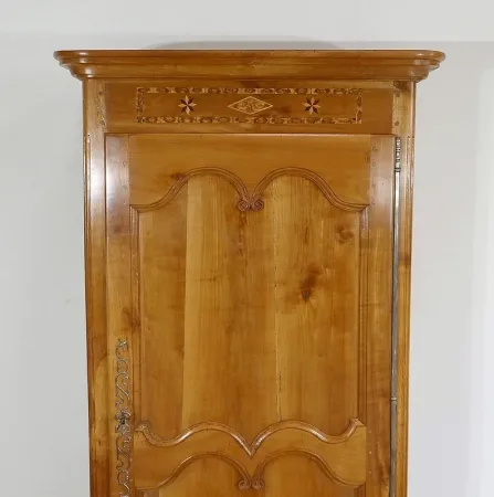 Rare Bonnetière Régionale en Merisier blond, Louis XV – Début XIXe