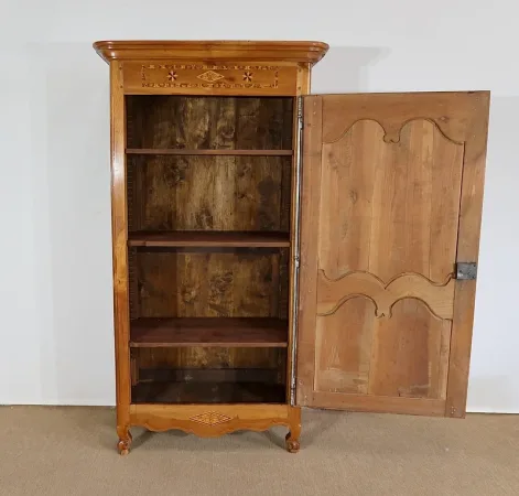 Rare Bonnetière Régionale en Merisier blond, Louis XV – Début XIXe