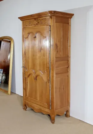 Rare Bonnetière Régionale en Merisier blond, Louis XV – Début XIXe