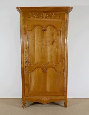 Rare Bonnetière Régionale en Merisier blond, Louis XV – Début XIXe