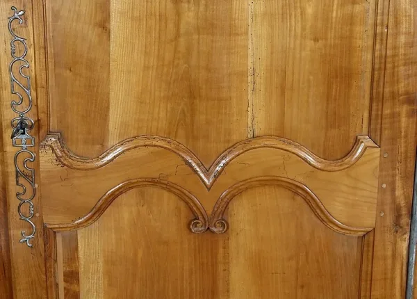 Rare Bonnetière Régionale en Merisier blond, Louis XV – Début XIXe
