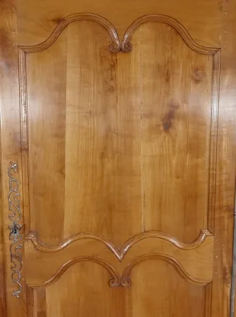 Rare Bonnetière Régionale en Merisier blond, Louis XV – Début XIXe