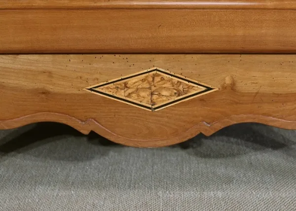 Rare Bonnetière Régionale en Merisier blond, Louis XV – Début XIXe
